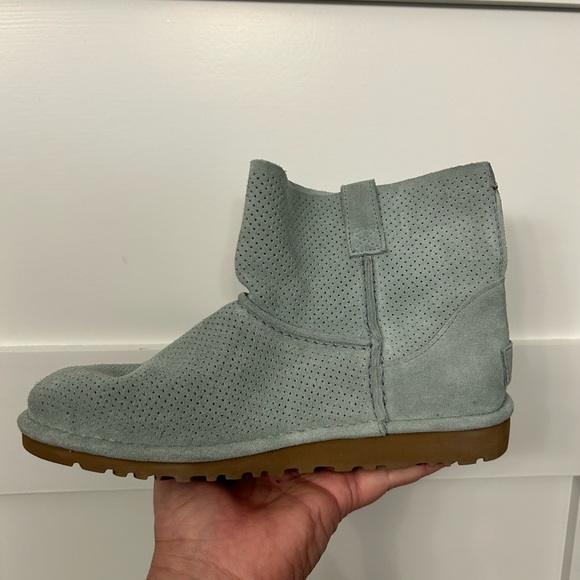 UGG Classic Unlined Mini Perf Boots Size 9 - Picture 7 of 10